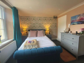 Number Four Russell House, Studio Apartment, centre of Tavistock, Devon